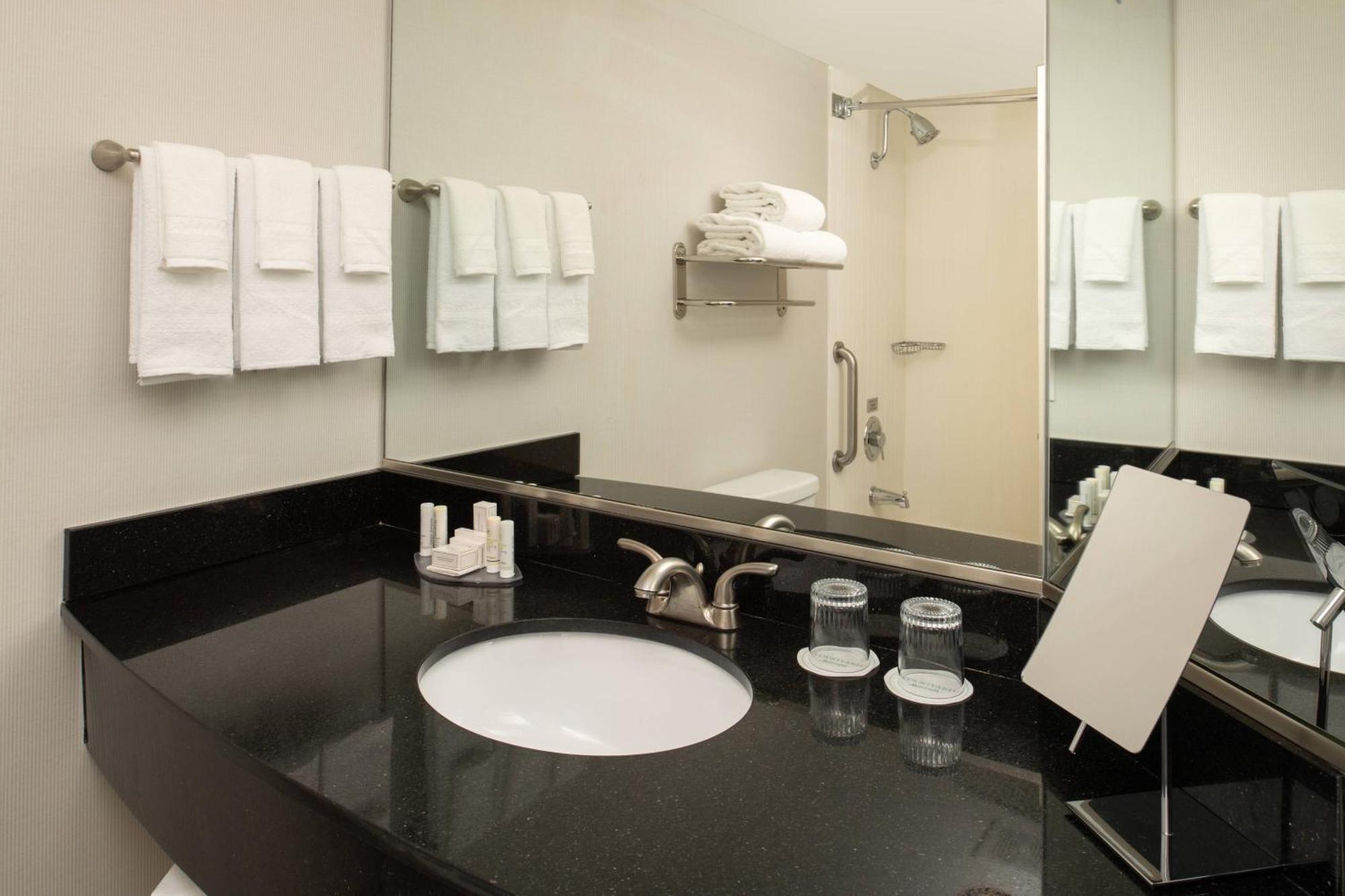 Отель Courtyard By Marriott Portland Airport Экстерьер фото