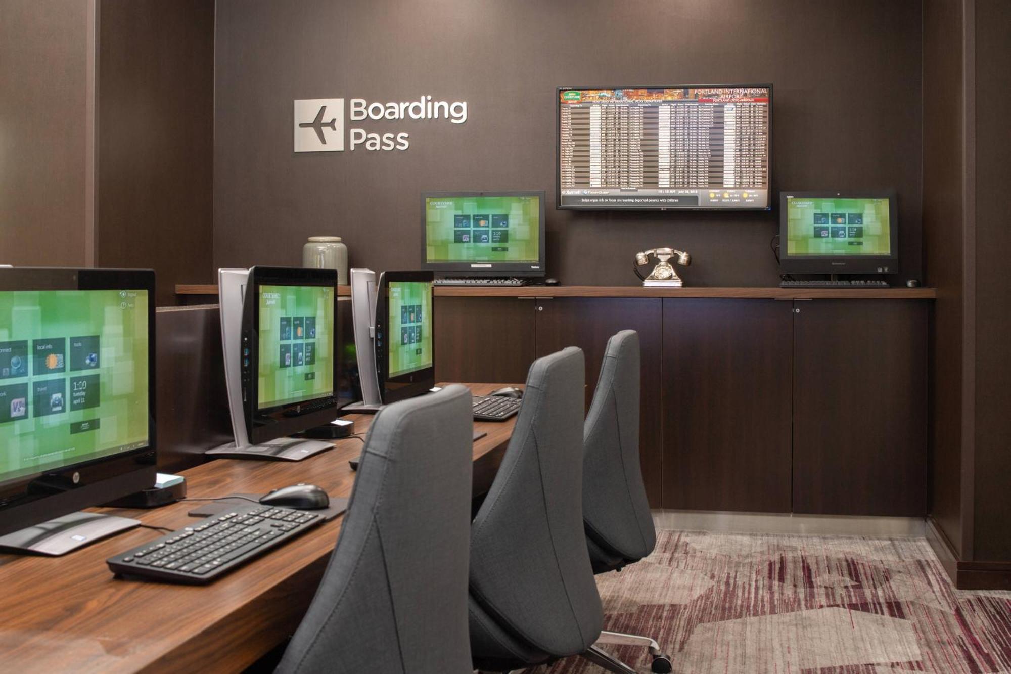 Отель Courtyard By Marriott Portland Airport Экстерьер фото