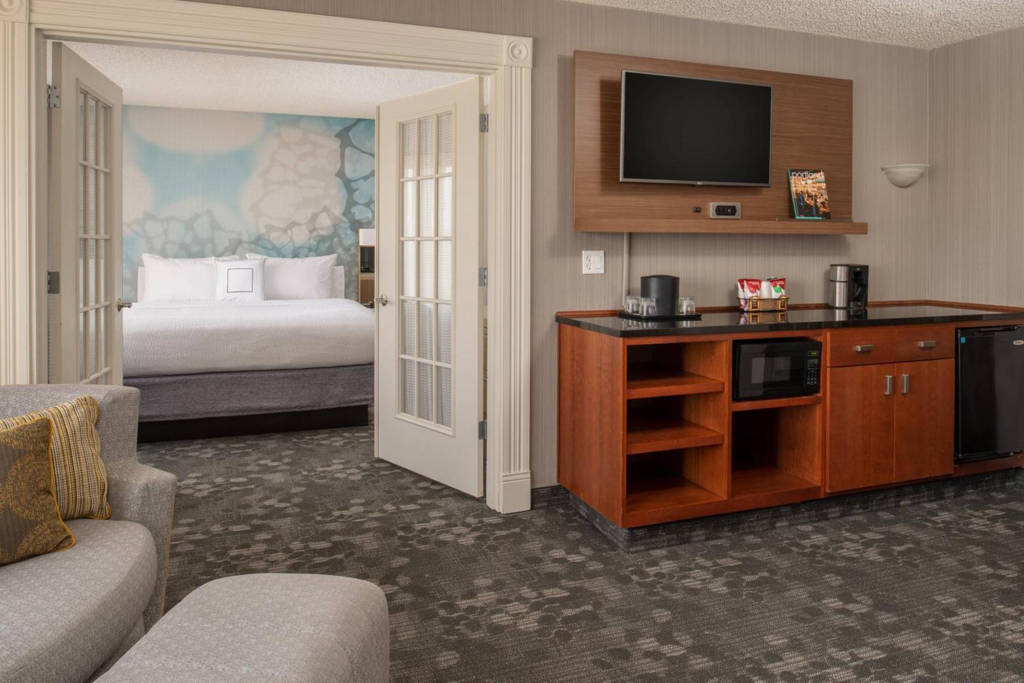 Отель Courtyard By Marriott Portland Airport Экстерьер фото