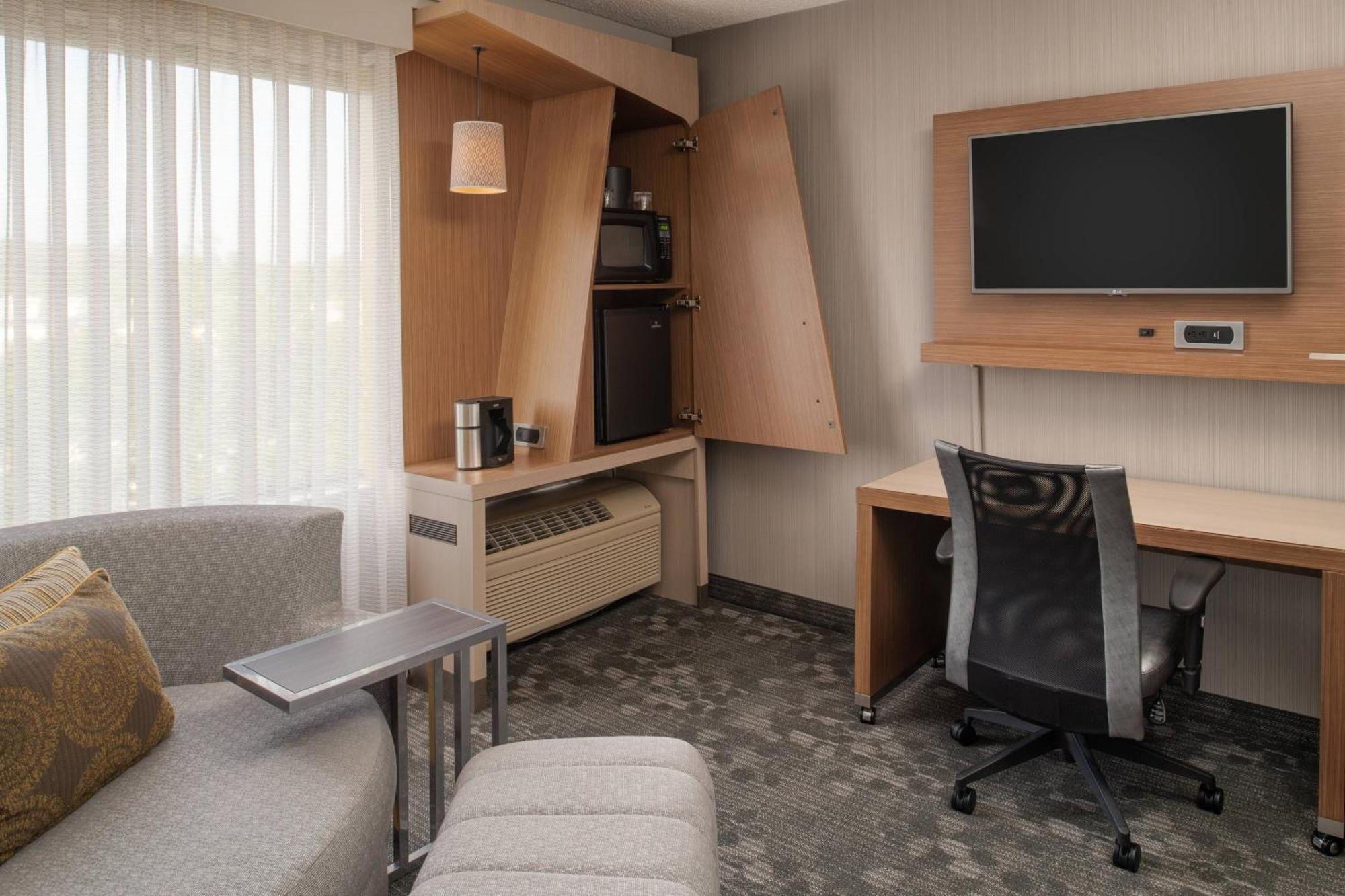 Отель Courtyard By Marriott Portland Airport Экстерьер фото