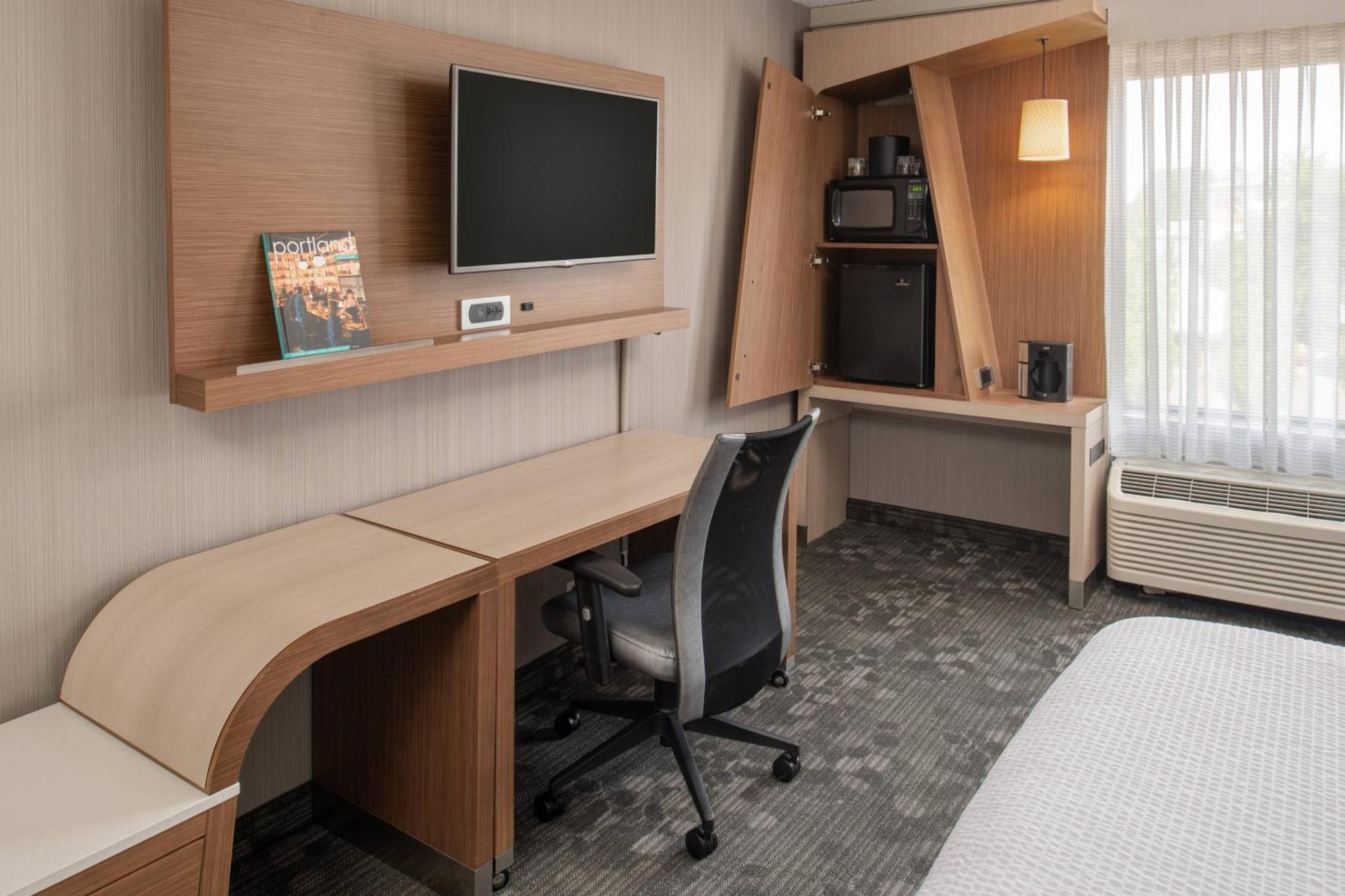 Отель Courtyard By Marriott Portland Airport Экстерьер фото