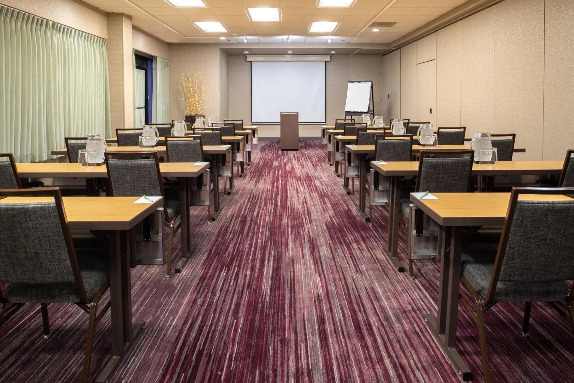 Отель Courtyard By Marriott Portland Airport Экстерьер фото